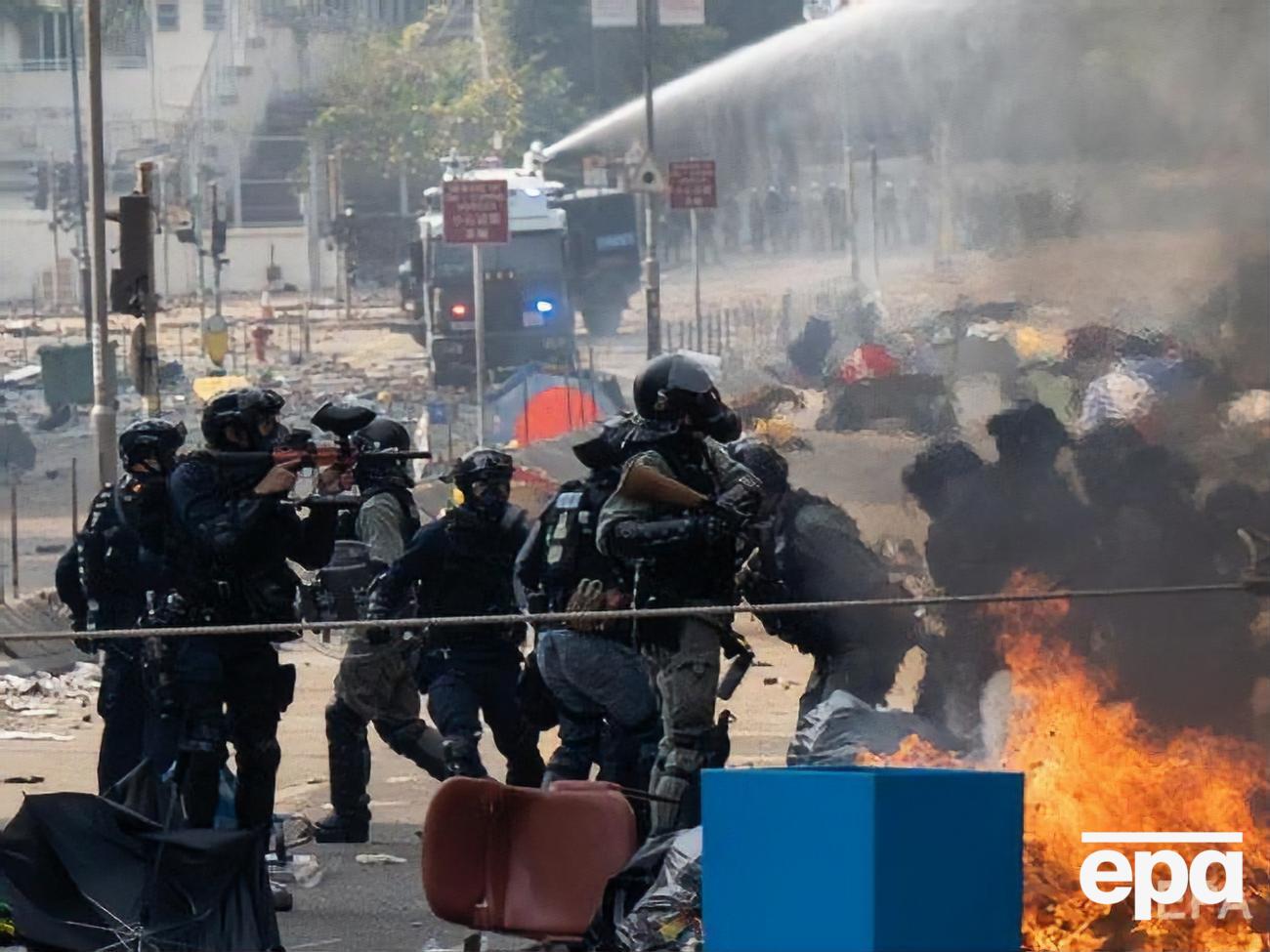 Полиция Гонконга окружила сотни протестующих внутри политехнического университета