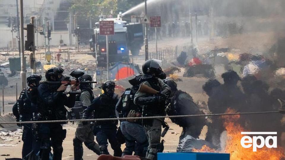 Поліція Гонконгу оточила сотні протестувальників усередині політехнічного університету