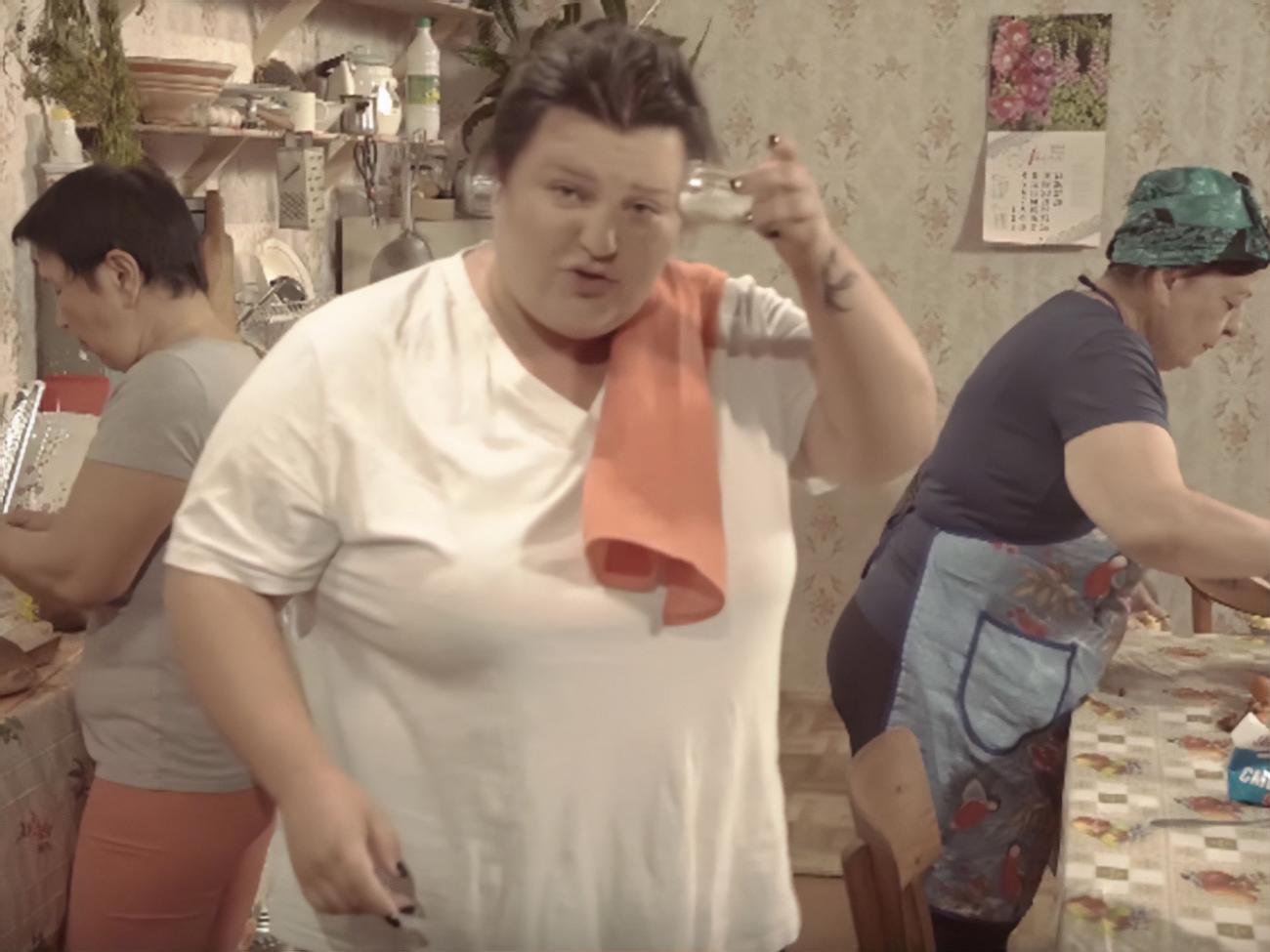 alyona alyona: Ми весело варили борщ з акторами, слухали той незвичний діалог і сміялися до сліз із чоловіка, що заглядав до нас у вікно