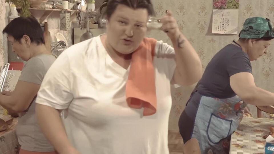alyona alyona: Ми весело варили борщ з акторами, слухали той незвичний діалог і сміялися до сліз із чоловіка, що заглядав до нас у вікно