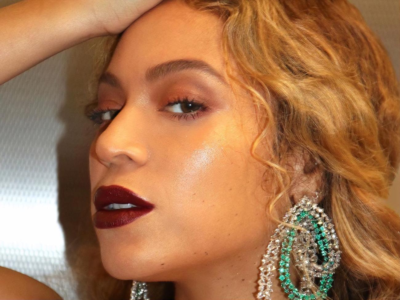 Бейонсе підкреслила фігуру сукнями фасону, що облягає