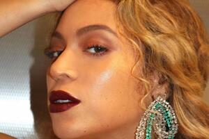 Бейонсе підкреслила фігуру сукнями фасону, що облягає