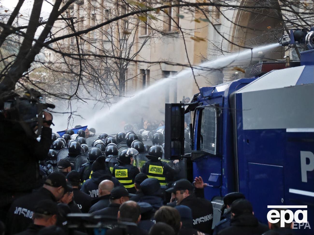 Для разгона демонстрантов грузинская полиция несколько раз применила водометы