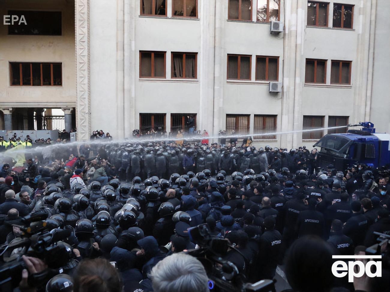Для разгона демонстрантов применяли водометы