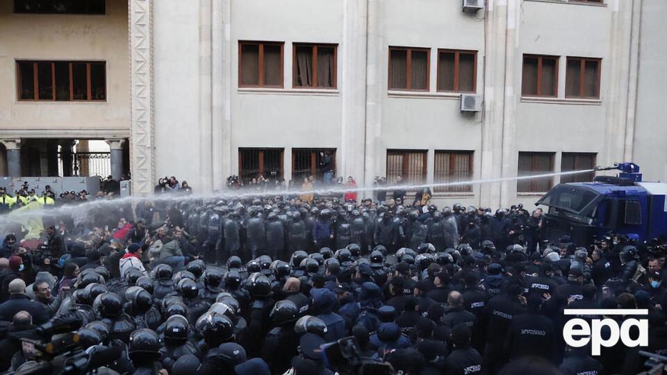 Для разгона демонстрантов применяли водометы