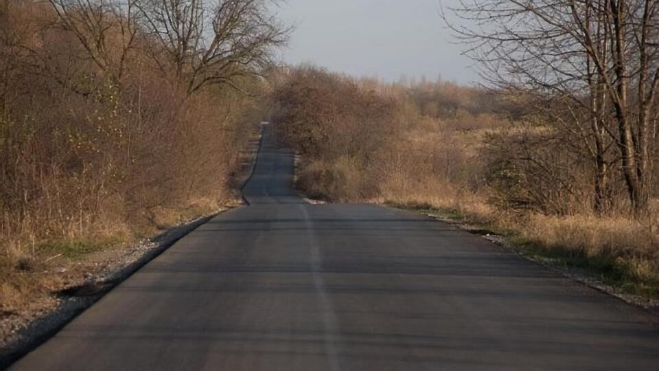 Автори листа стверджують, що Хемій раніше був директором компанії "Техно-Буд-Центр", яка є основним виконавцем дорожніх робіт в області