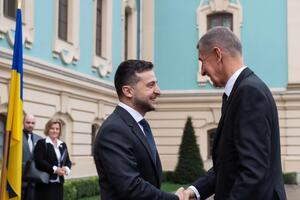 Зеленський (ліворуч) зустрівся сьогодні із прем'єром Чехії Бабішем