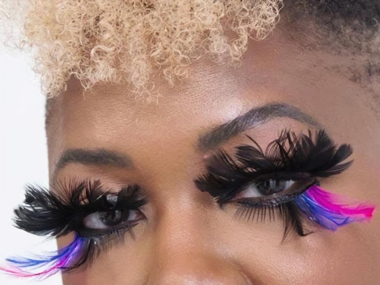 У добірку увійшли фантазійні вії з пір'я