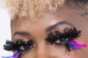 У добірку увійшли фантазійні вії з пір'я