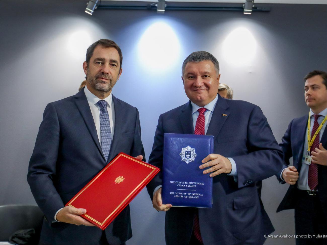 Угоду від імені своїх країн підписали Аваков і Кастанер