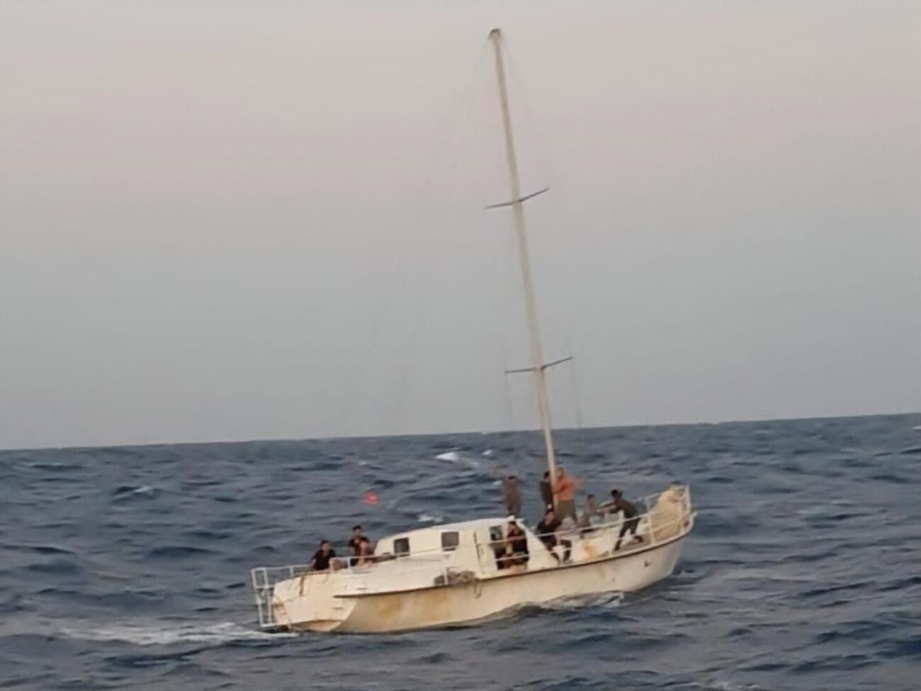 Дрейфующую яхту с мигрантами на борту обнаружили в бухте Роччелла-Йоника у берегов Италии