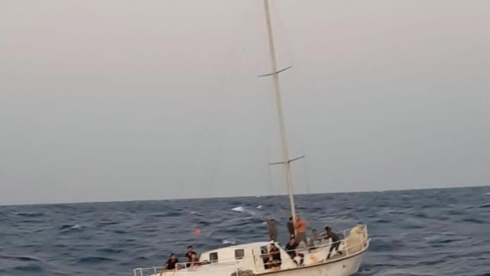 Дрейфующую яхту с мигрантами на борту обнаружили в бухте Роччелла-Йоника у берегов Италии