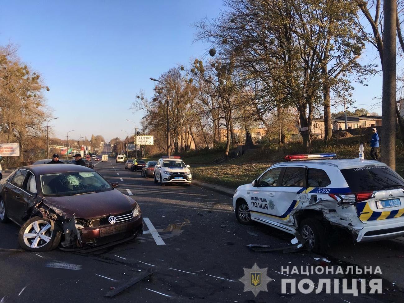 Унаслідок аварії постраждали&nbsp;двоє поліцейських і водій Volkswagen Passat