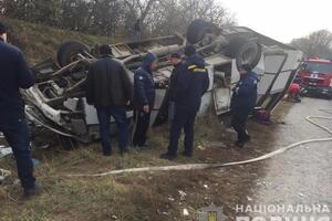 Причиною аварії могло стати заклинювання колеса, але остаточні висновки будуть після автотехнічної експертизи, повідомили в поліції