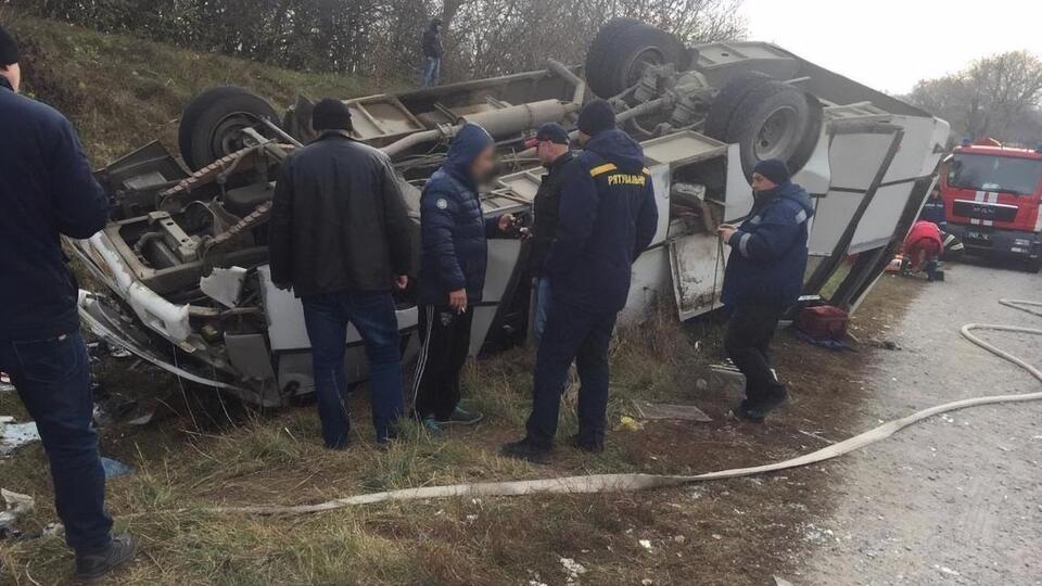 Причиной аварии могло стать заклинивание колеса, но окончательные выводы будут после автотехнической экспертизы, сообщили в полиции