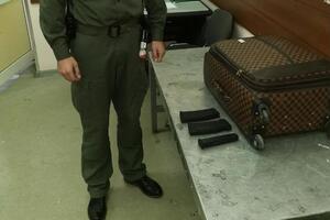 Частини до зброї вилучили