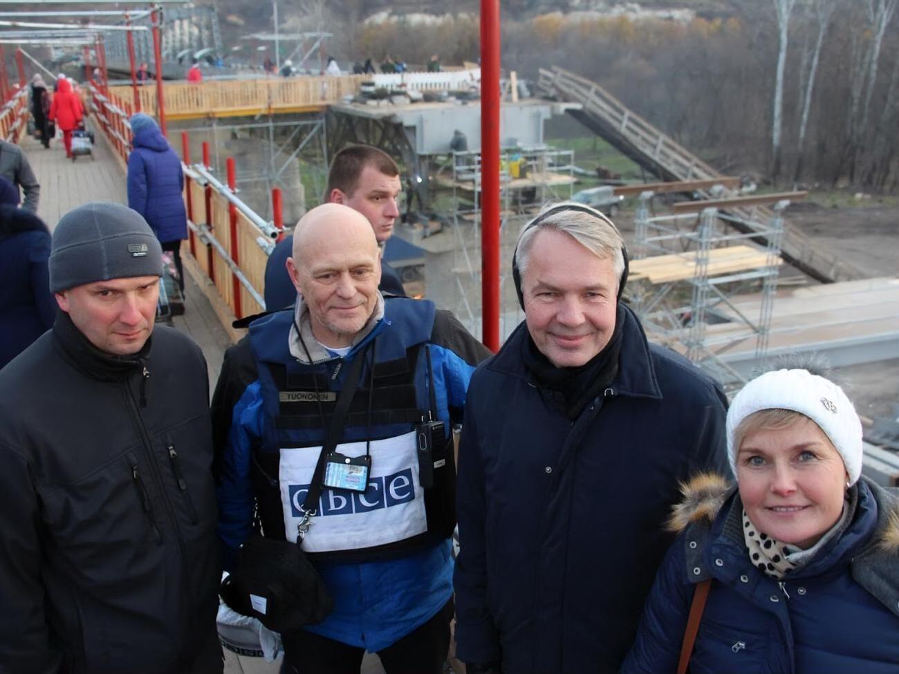 Хаавісто (другий праворуч) відвідав Станицю Луганську Луганської області 2 листопада