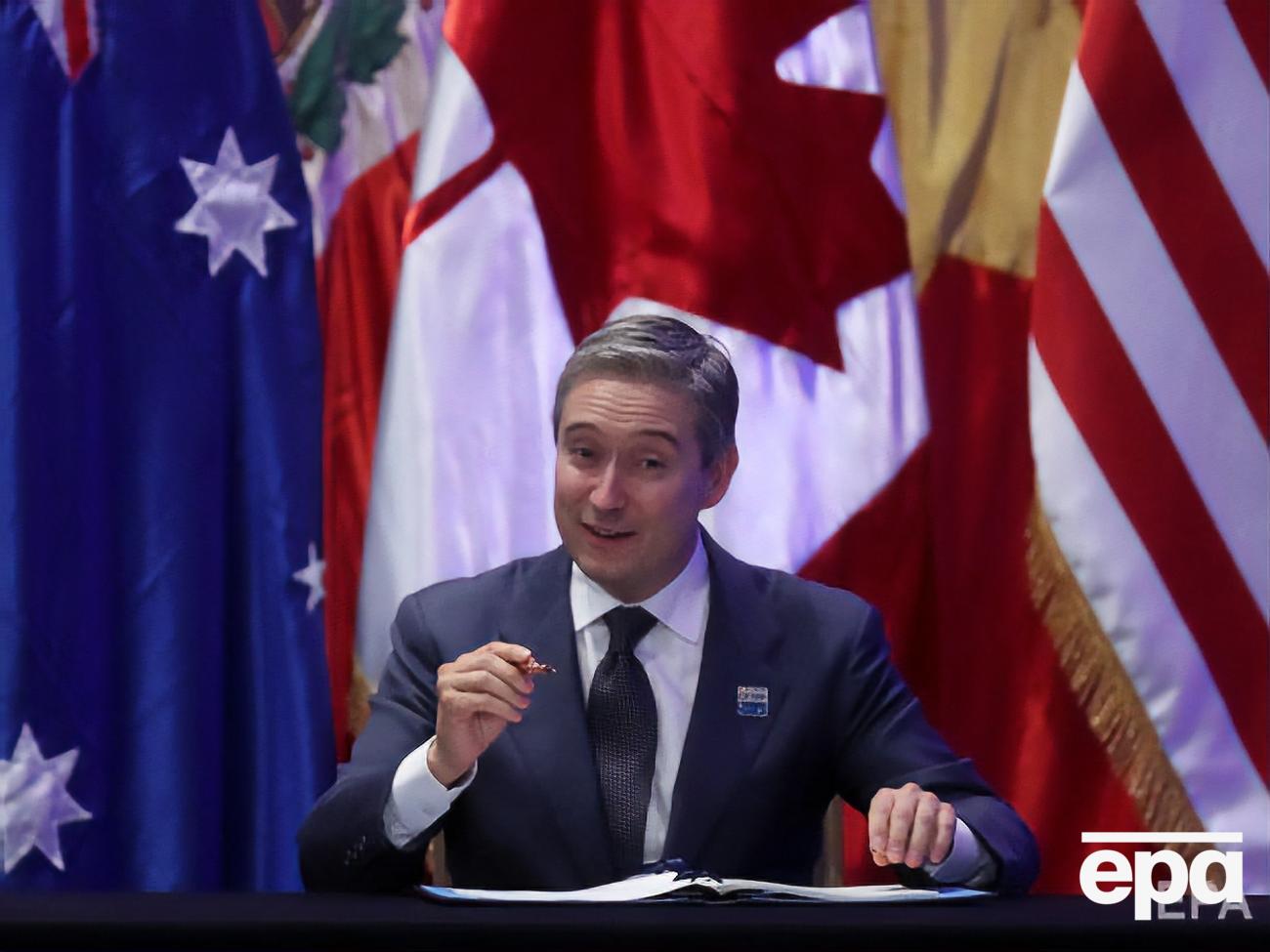 Шампань в прошлом занимал пост министра международной торговли и&nbsp;министра инфраструктуры и сообществ