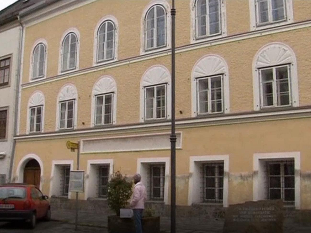 У цьому будинку народився і провів перші роки життя Адольф Гітлер
