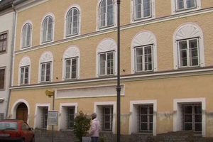 У цьому будинку народився і провів перші роки життя Адольф Гітлер