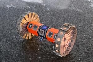 Робот може маневрувати як на льоду, так і під ним