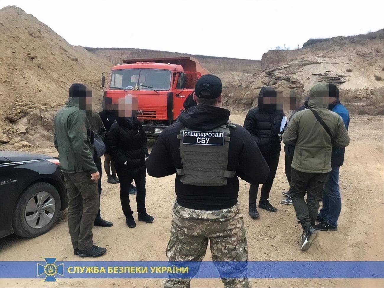 Видобутий пісок фірма продавала місцевим ремонтним підприємствам