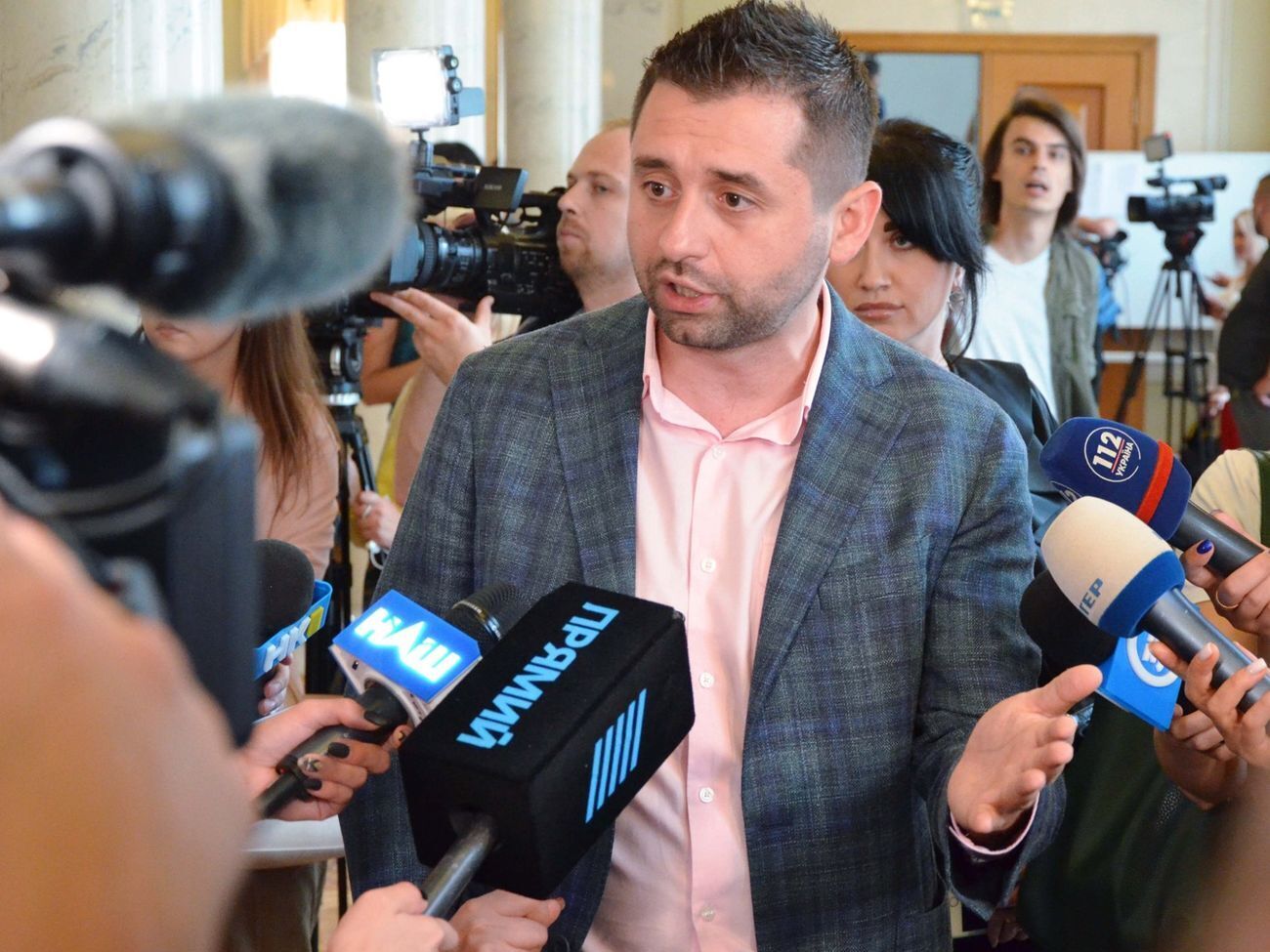 Арахамия сказал, что в случае опровержения информации о судимости Иванисова за изнасилование его членство во фракции будет восстановлено
