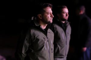 Зеленский (слева на фото): Лукашенко не первый раз озвучивал предложения помощи по поводу количества пограничников на границе Украины с РФ