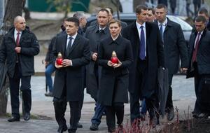 Зеленский с супругой почтили память героев Небесной сотни. Фоторепортаж