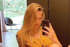 Беременная Рафаэли позировала в гардеробной