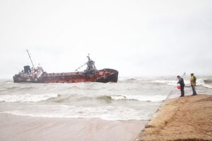 На танкере находится трое моряков
