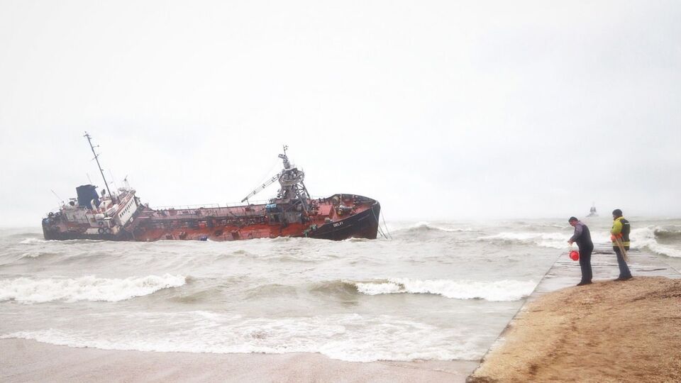 На танкері перебуває троє моряків