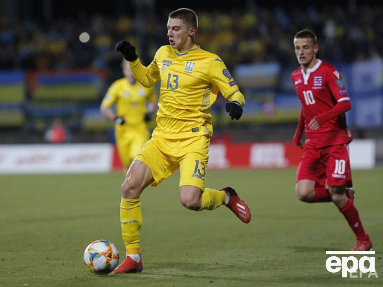 Миколенко (ліворуч) у відборі на Євро 2020 зіграв сім матчів