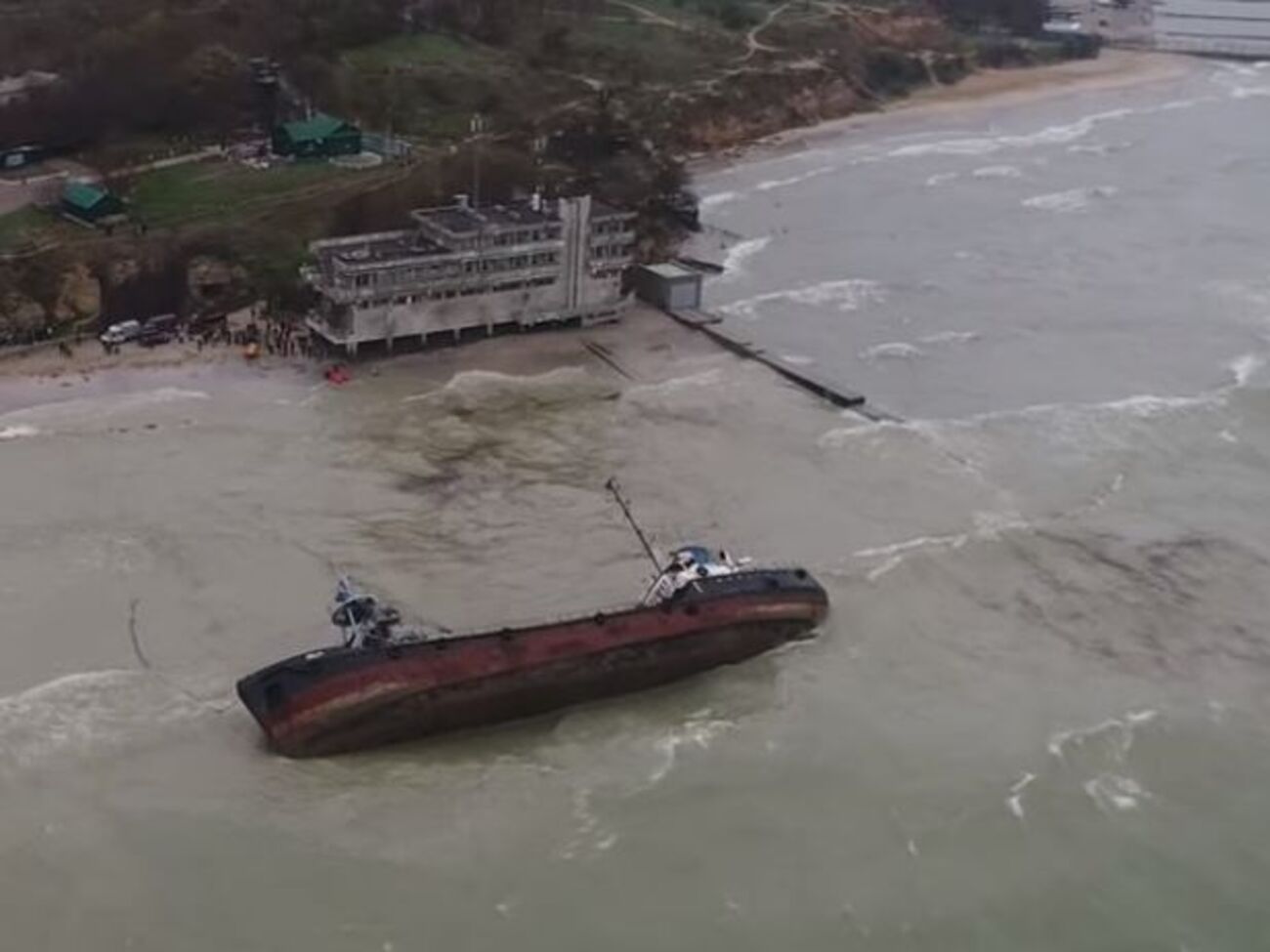 С танкера эвакуировали трех моряков