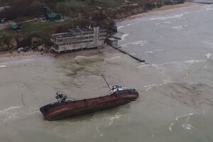 Із танкера евакуювали трьох моряків