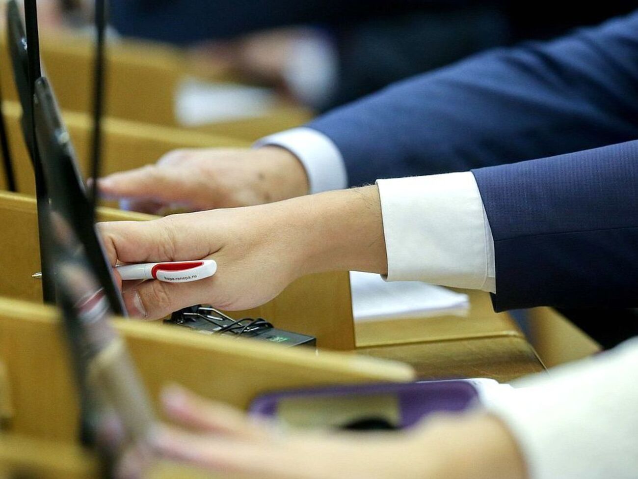 Госдума приняла закон о запрете продажи гаджетов без российских приложений