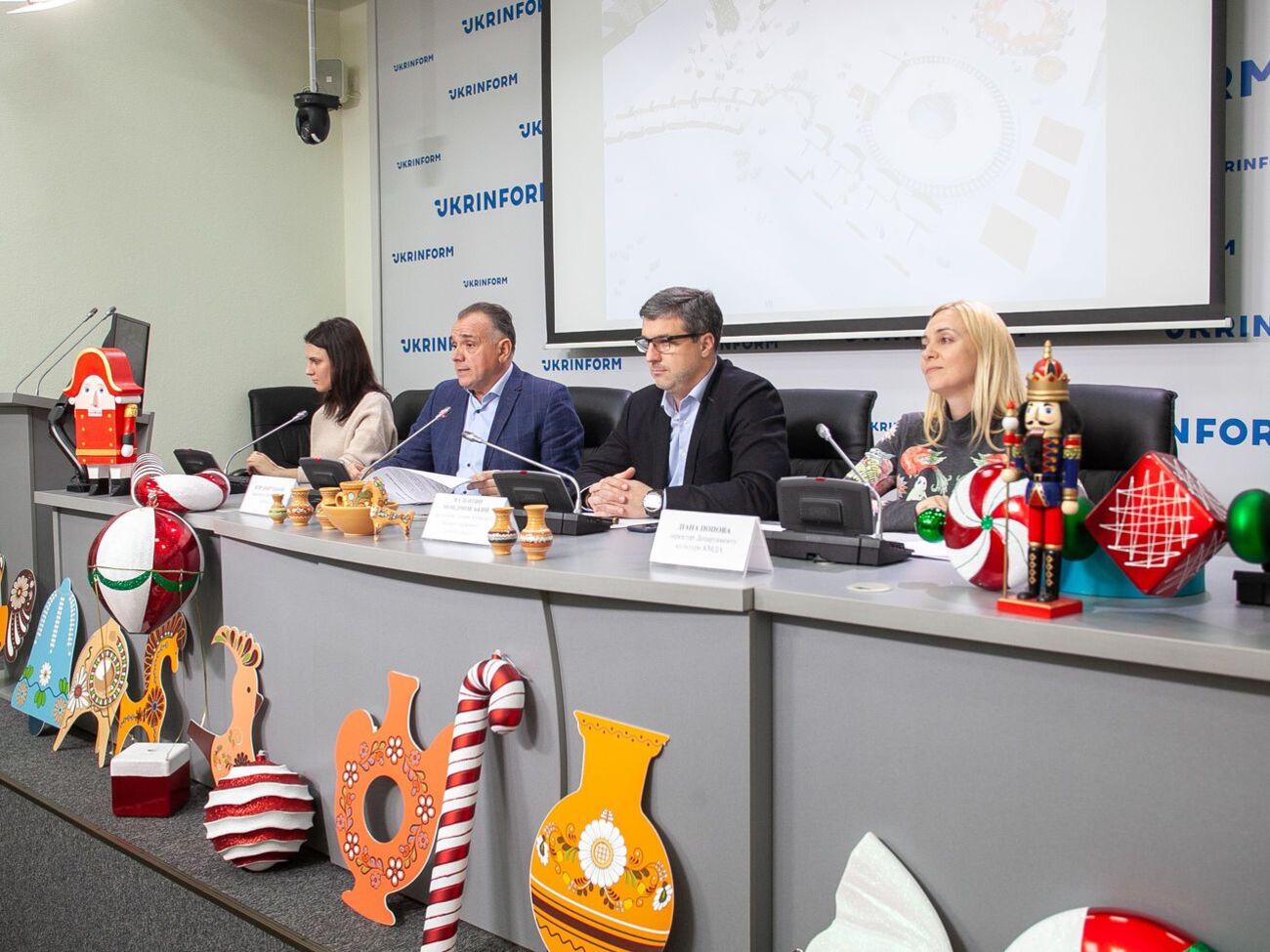 На брифинге рассказали, что стоимость игрушек и гирлянд составила 2,7 млн грн