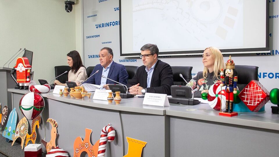 На брифинге рассказали, что стоимость игрушек и гирлянд составила 2,7 млн грн