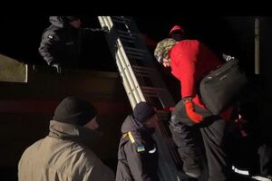 Для евакуації громадян заздалегідь привезли спецтехніку