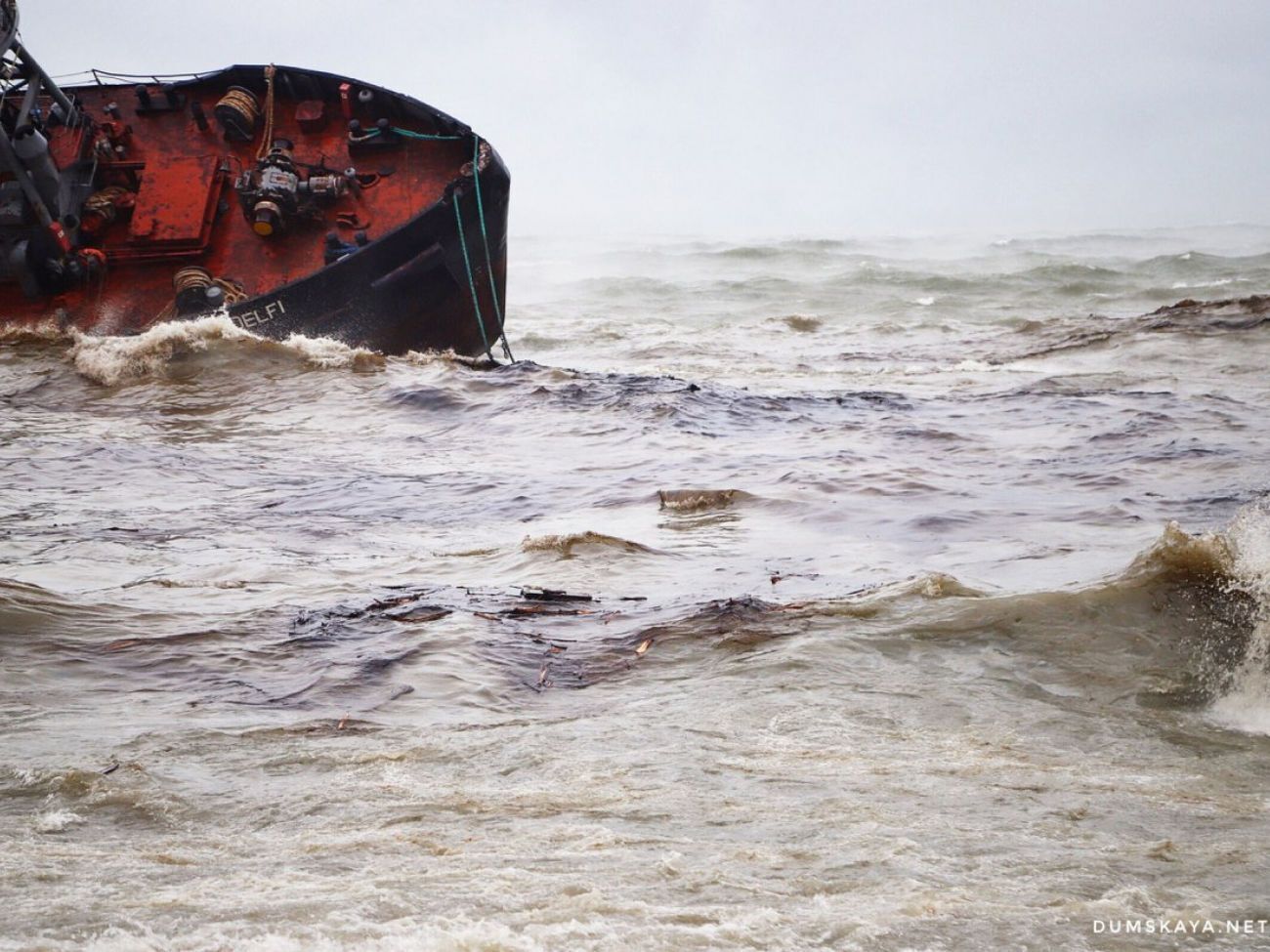 Сейчас нефтепродукты из танкера отравляют акваторию Одесского залива