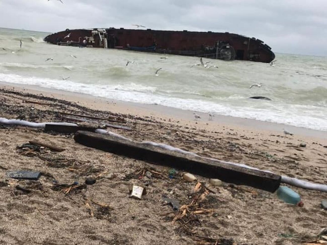 Из-за шторма устранить загрязнение пока не удается