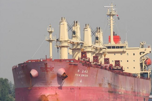 Екіпаж залишається на борту судна