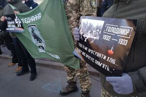 На паркан консульства РФ у Харкові наклеїли листівки з написом: "Тоді їх міг урятувати хліб, тепер нас урятує пам'ять"