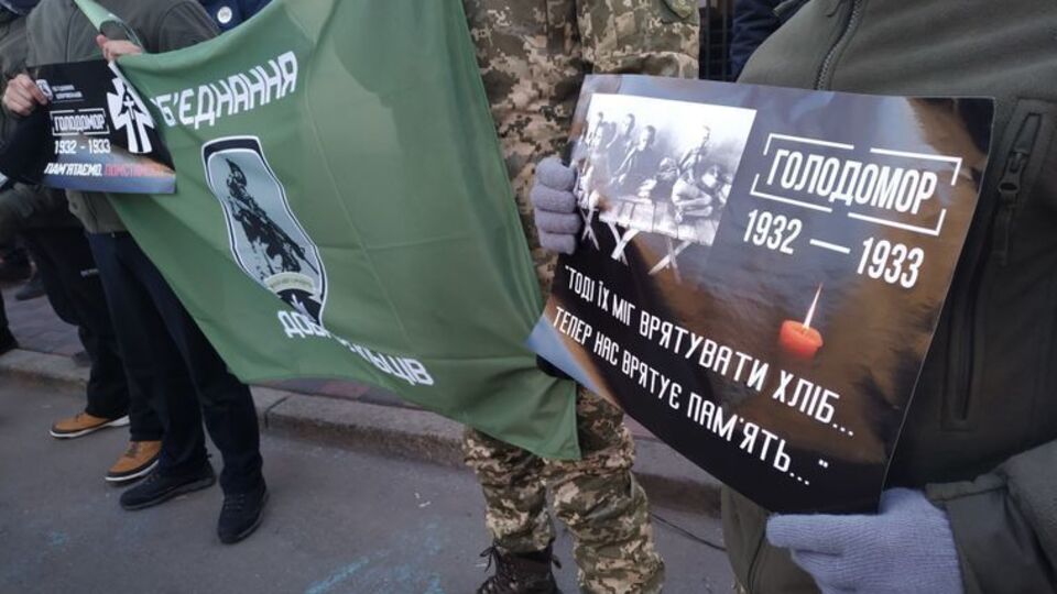 На паркан консульства РФ у Харкові наклеїли листівки з написом: "Тоді їх міг урятувати хліб, тепер нас урятує пам'ять"