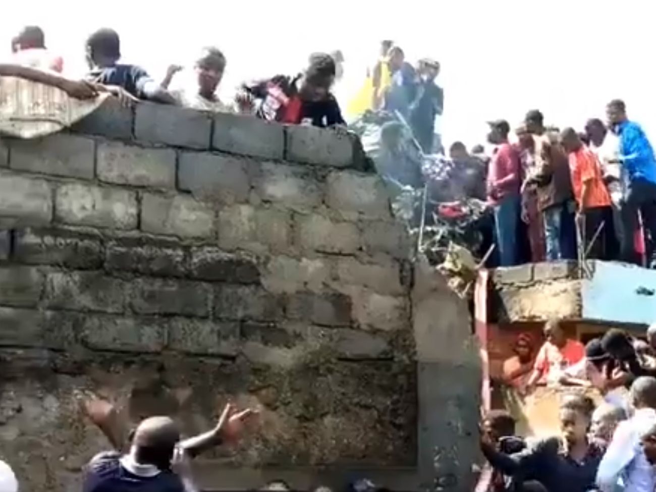 Самолет упал на жилые дома в городе Гома