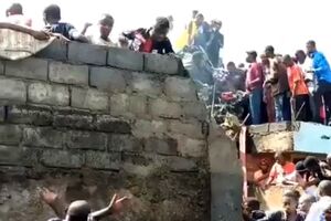 Самолет упал на жилые дома в городе Гома