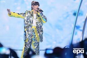 Габор исполнила песню Superhero