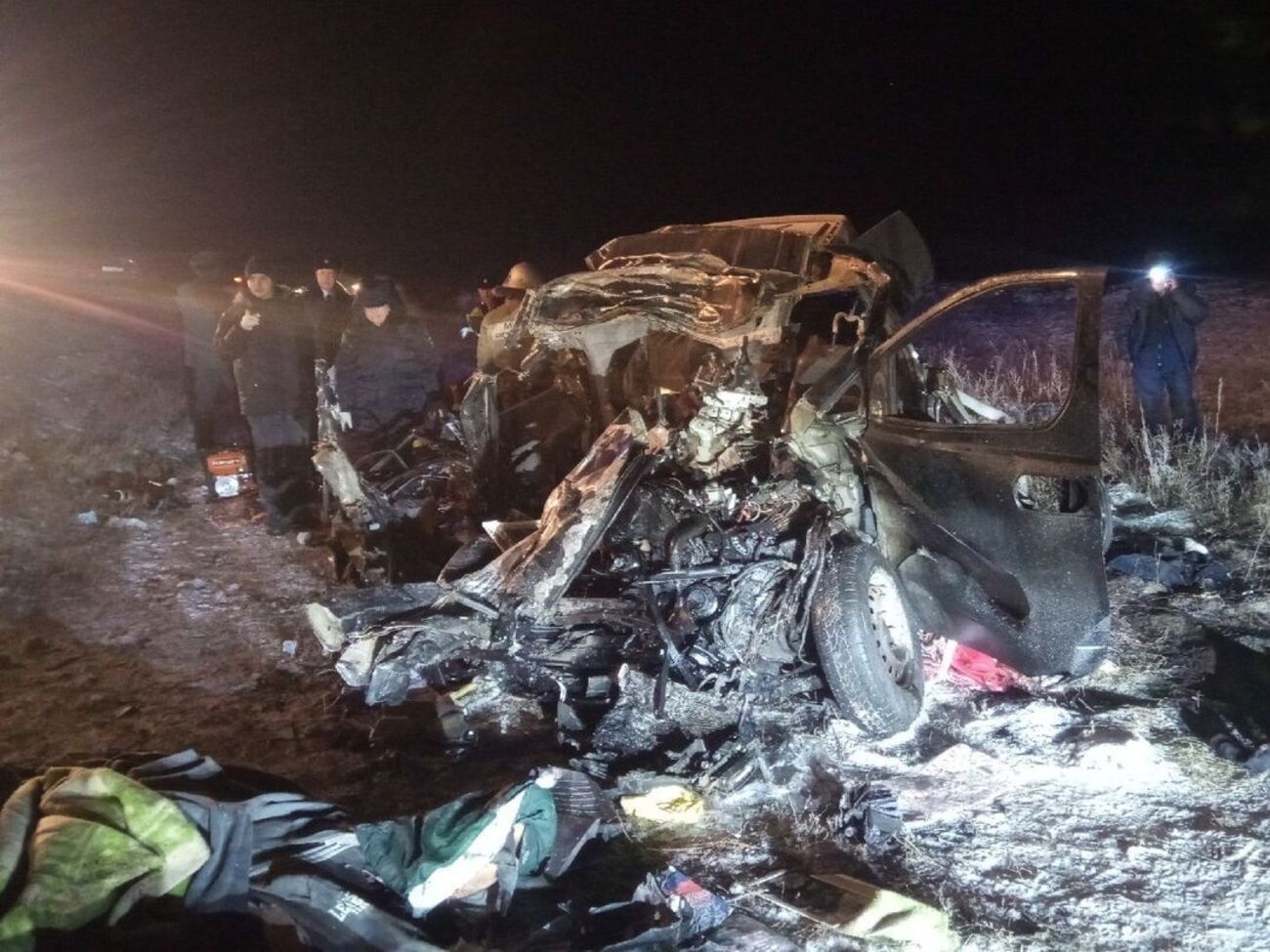 После столкновения микроавтобус загорелся