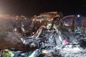 После столкновения микроавтобус загорелся