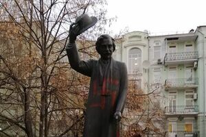 Статую Шолом-Алейхема розмалювали червоною фарбою і зобразили свастику в нього на грудях